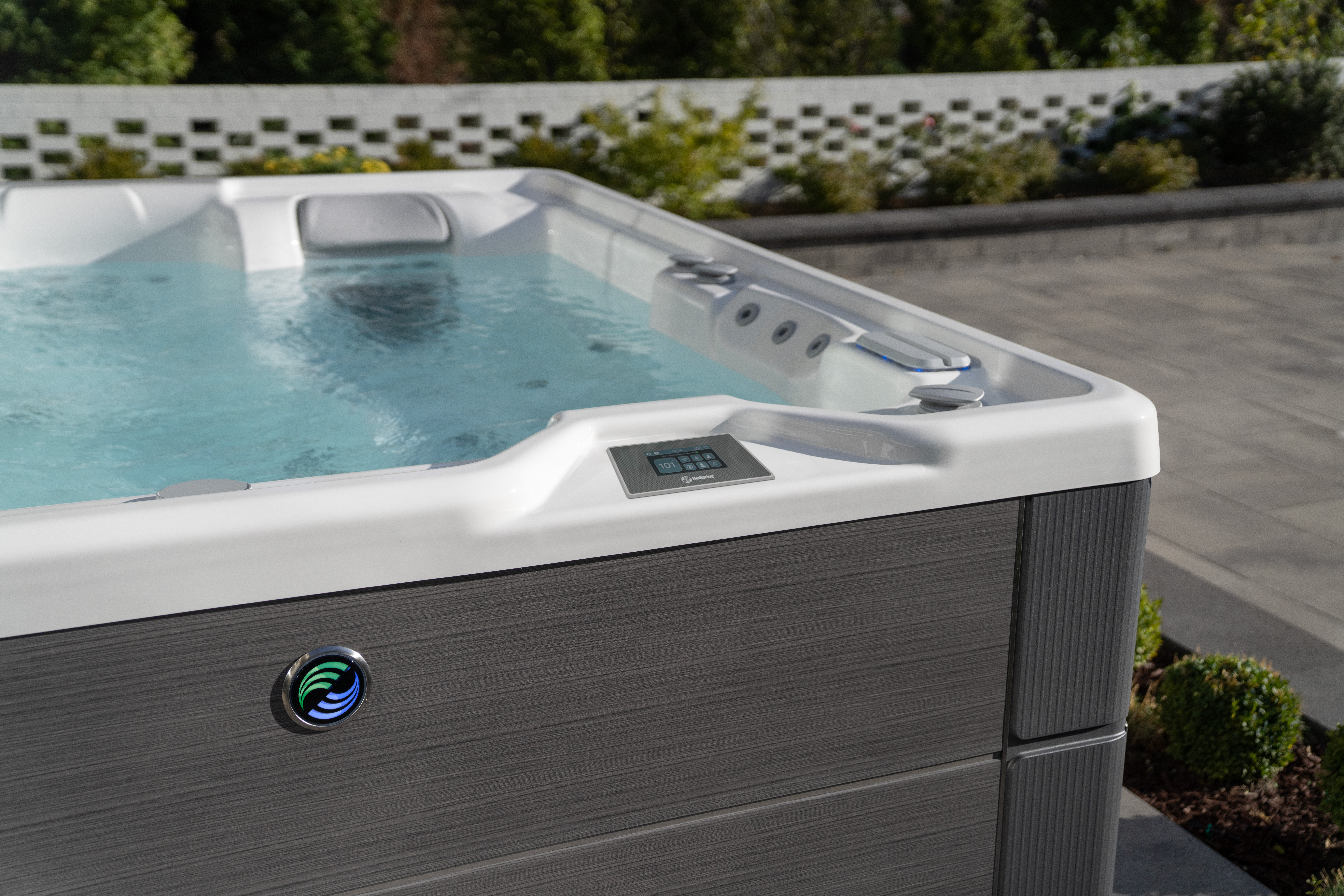 Highlife Whirlpool Highlife mit moderner Seitenverkleidung, LED-Logo und Touch-Bedienfeld – HotSpring