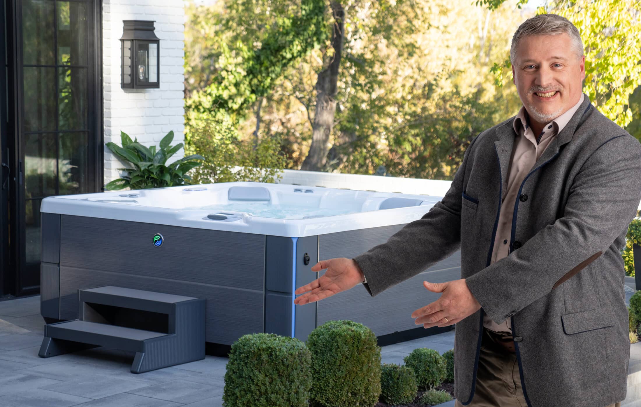 HotSpring Expert präsentiert hochwertigen Whirlpool im Garten – persönliche Beratung und Premium-Wellness erleben, HotSpring.