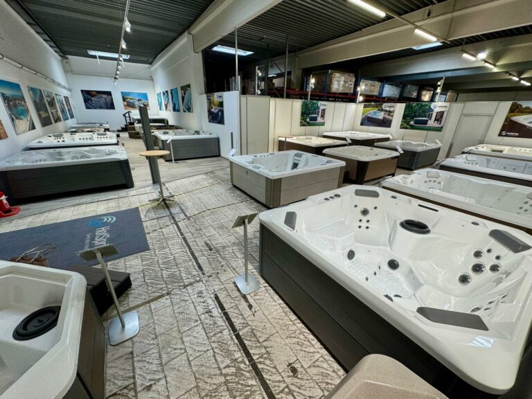 HotSpring Whirlpool-Ausstellung im Schauraum – Premium-Whirlpools verschiedener Modelle im Überblick