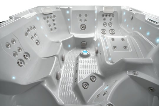 Limelight Prism Whirlpool mit 7-Sitzer-Layout, starken Massagedüsen, LED-Beleuchtung und moderner Verkleidung – HotSpring