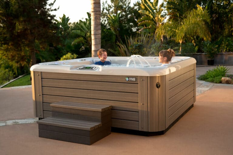Whirlpool im Garten mit zwei Kindern in entspannter Outdoor-Wasser-Szene – HotSpring