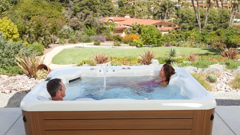 HotSpring Highlife Sovereign mit leistungsstarker Massage, EnergySmart™ Effizienz & FreshWater Klarwasser-System