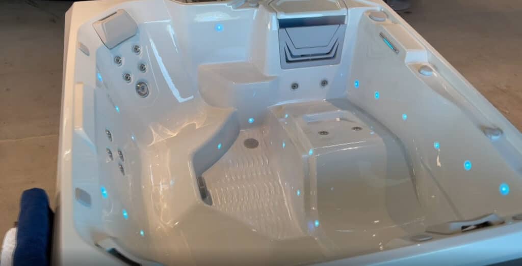 Limelight Strobe Whirlpool mit LED-Lichtsystem, kraftvollen Massagedüsen und modernem Design für 4–5 Personen – HotSpring