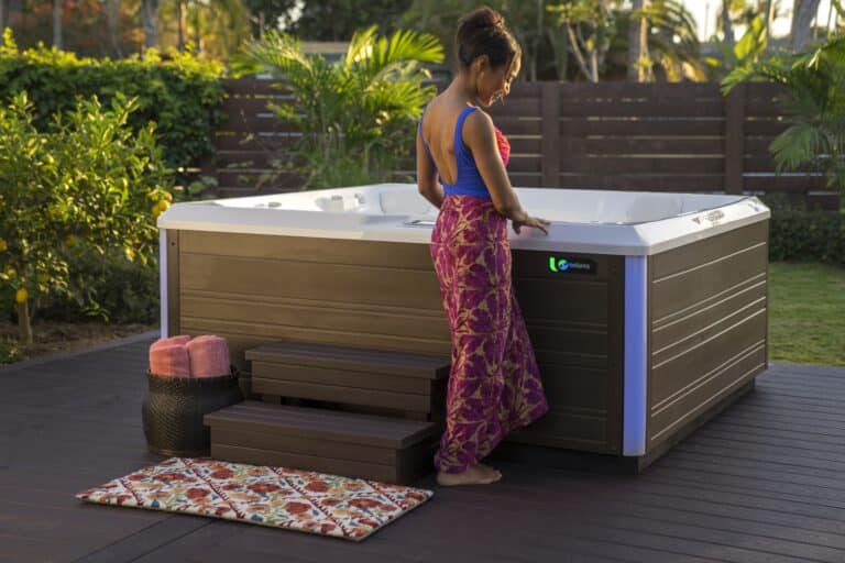 Whirlpool im Garten mit Person in entspannter Vorbereitungs-Szene auf der Terrasse – HotSpring