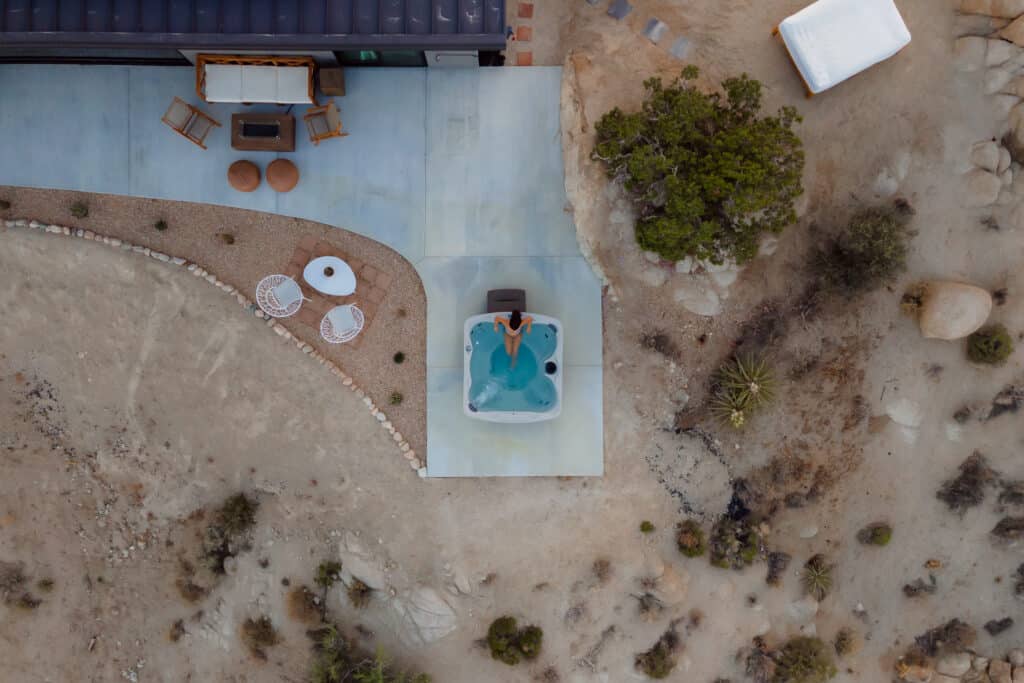 Whirlpool im Outdoor-Bereich einer Wüstenlandschaft aus der Vogelperspektive – HotSpring