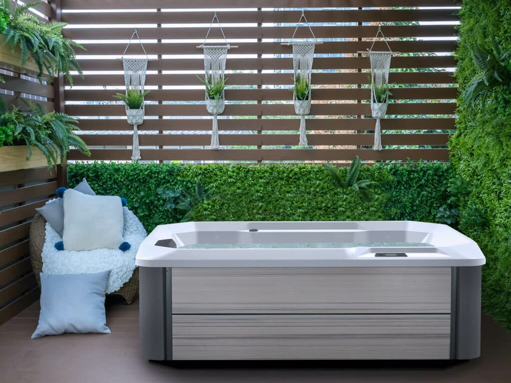 Hot Spot Stride Whirlpool mit 3 Sitzplätzen, leistungsstarken Massagedüsen und energieeffizientem Design – HotSpring