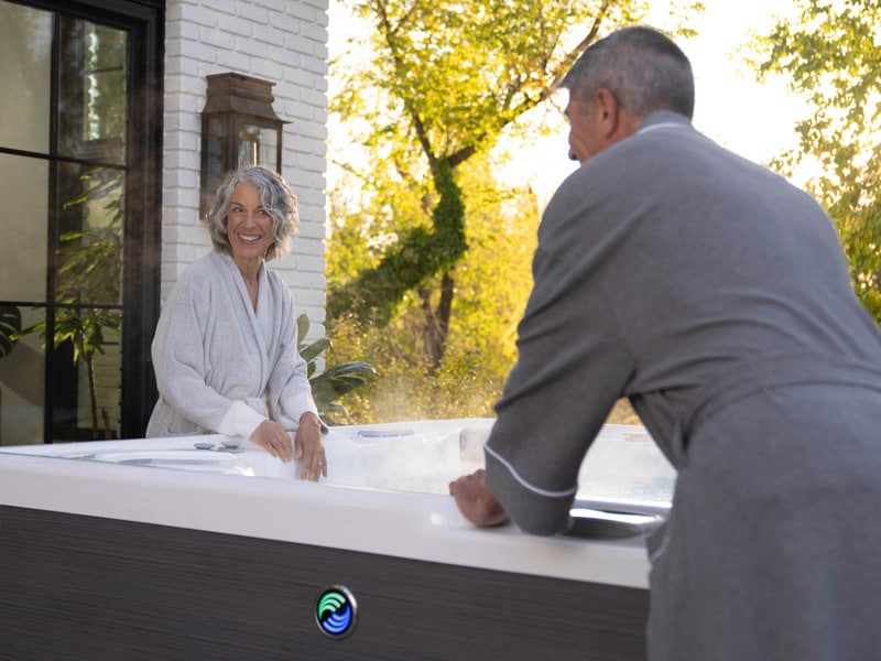 HotSpring Highlife Aria Whirlpool im Outdoor-Bereich – entspannte Lifestyle-Szene am Spa