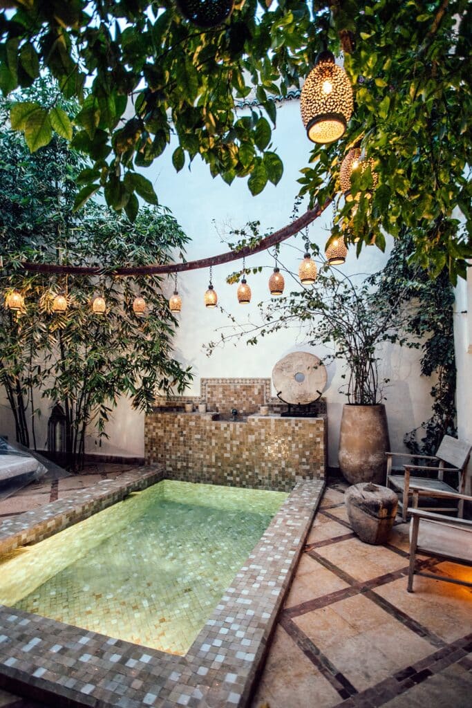 Traditionelles Onsen-ähnliches Badebecken in ruhigem Gartenambiente mit Laternenbeleuchtung – HotSpring