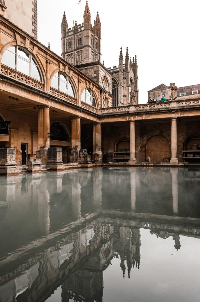 Historisches Thermalbad mit antiker Architektur und warmem Heilwasser – HotSpring
