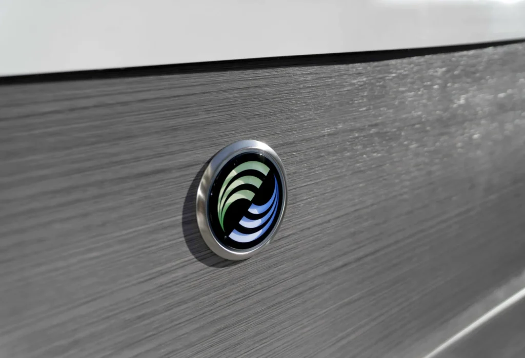 Leuchtendes HotSpring Logo am Whirlpool – hochwertiges Außendesign und Premium-Verarbeitung