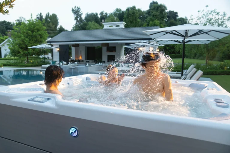 Kinder spielen im HotSpring Whirlpool im Garten – spritziges Spa-Erlebnis für Familien